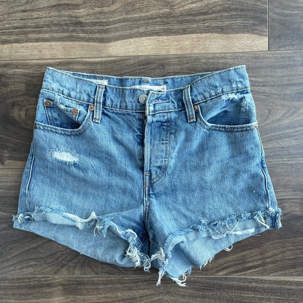 *SOLD* Levi’s wedgie jean shorts
